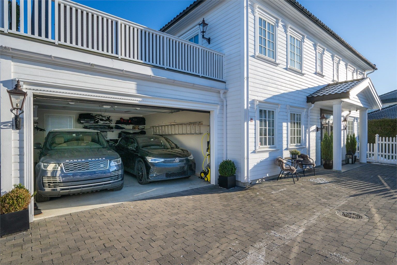 Det er gode parkeringsmuligheter i egen dobbeltgarasje med elbillader, samt parkering på egen gårdsplass.