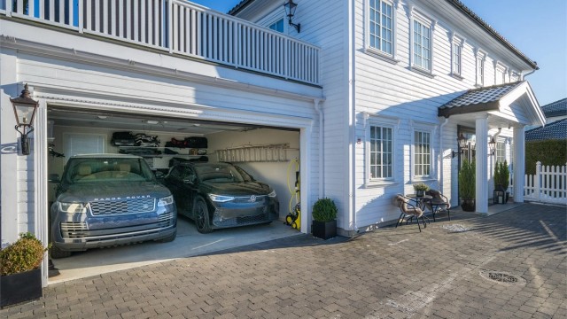 Det er gode parkeringsmuligheter i egen dobbeltgarasje med elbillader, samt parkering på egen gårdsplass.