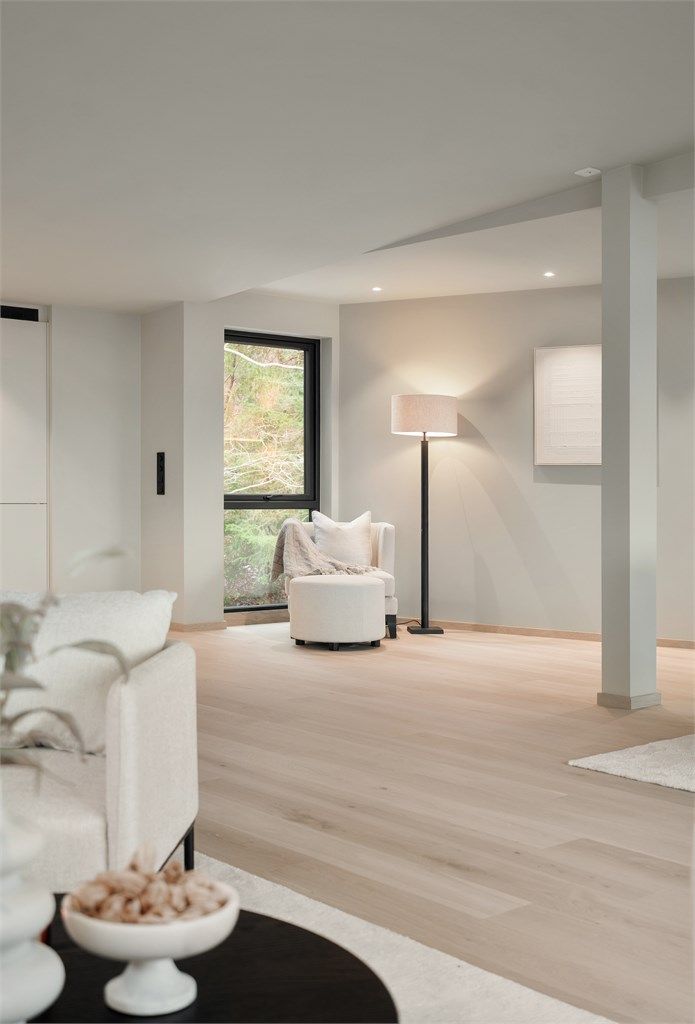 Hjørner og soner i det store allrommet gir mulighet for ulike møbleringer.