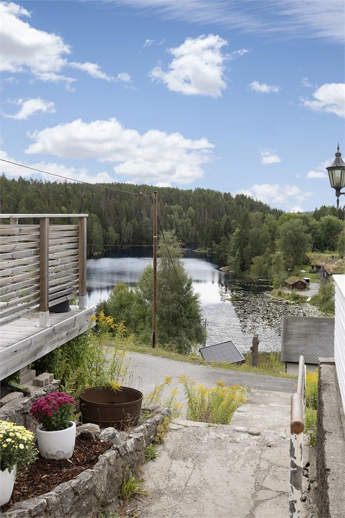 Kort vei ned til Bråtatjern med idyllisk badeplass, flytebrygge og stupebrett.