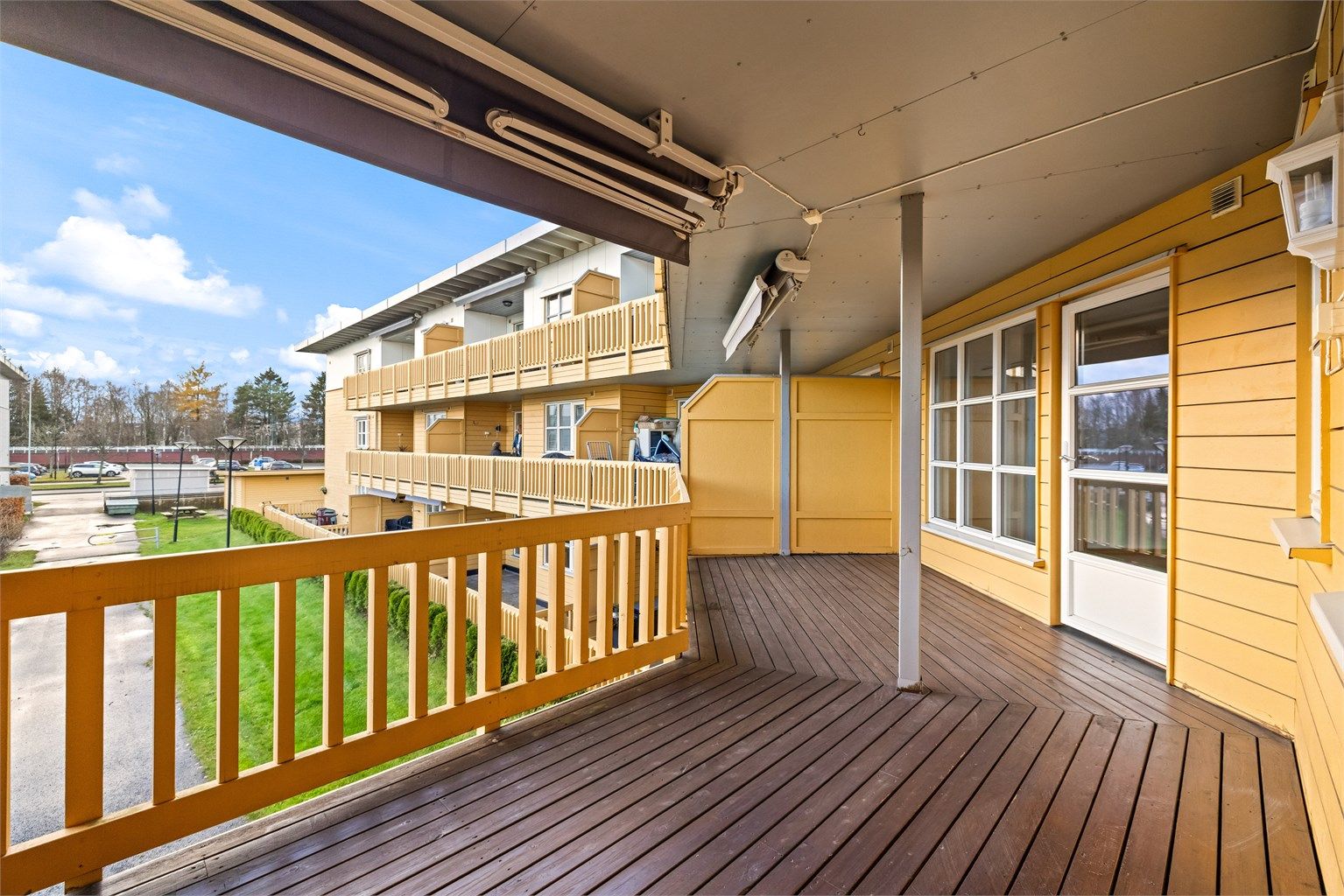 Romslig balkong med god plass til sittegrupper og to elektriske markiser