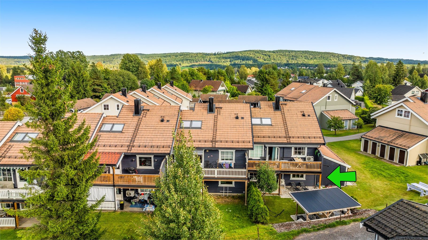 Leiligheten ligger på enden og har en god intern beliggenhet på feltet. 