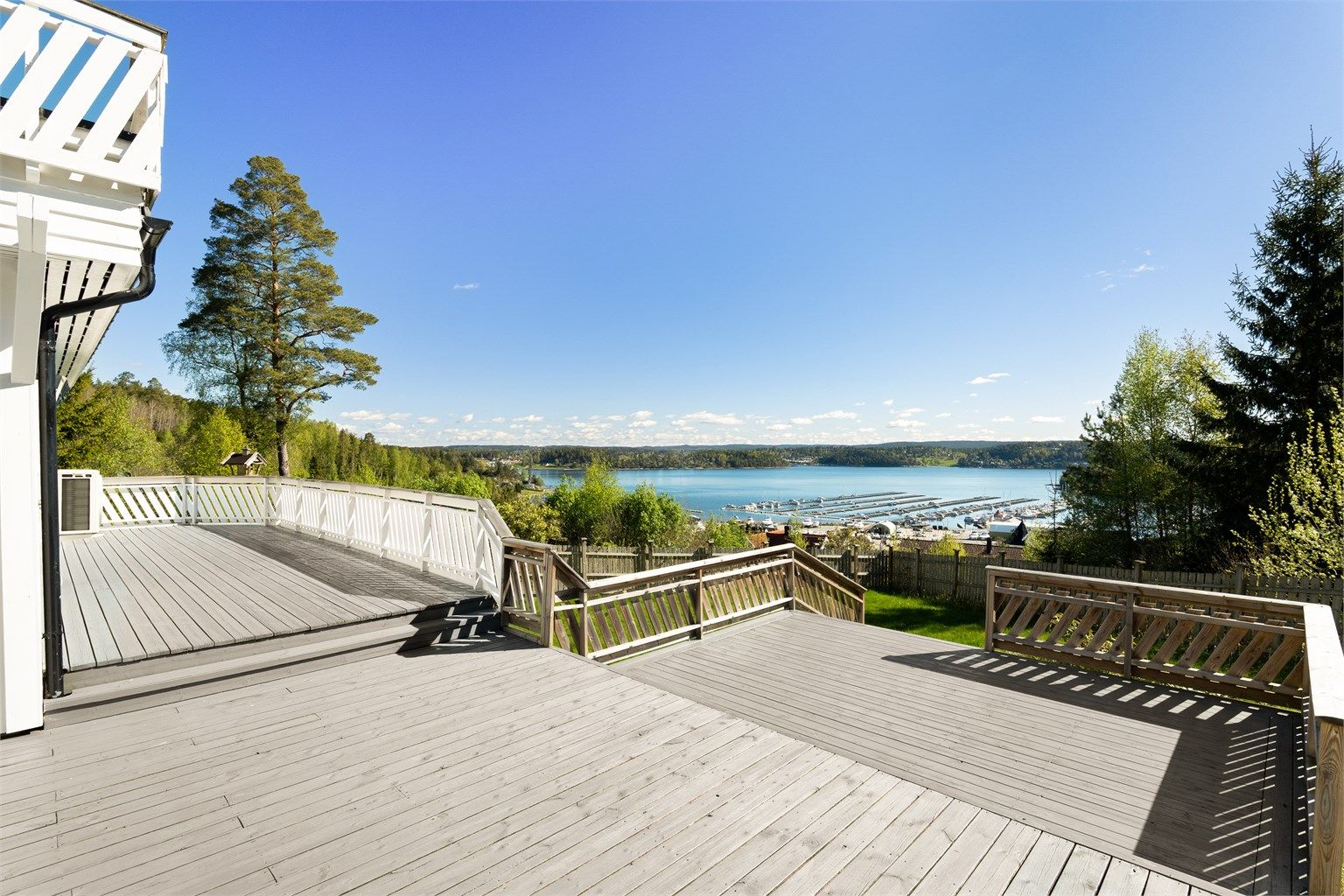 Det er flott utsikt fra terrassene rundt huset. 