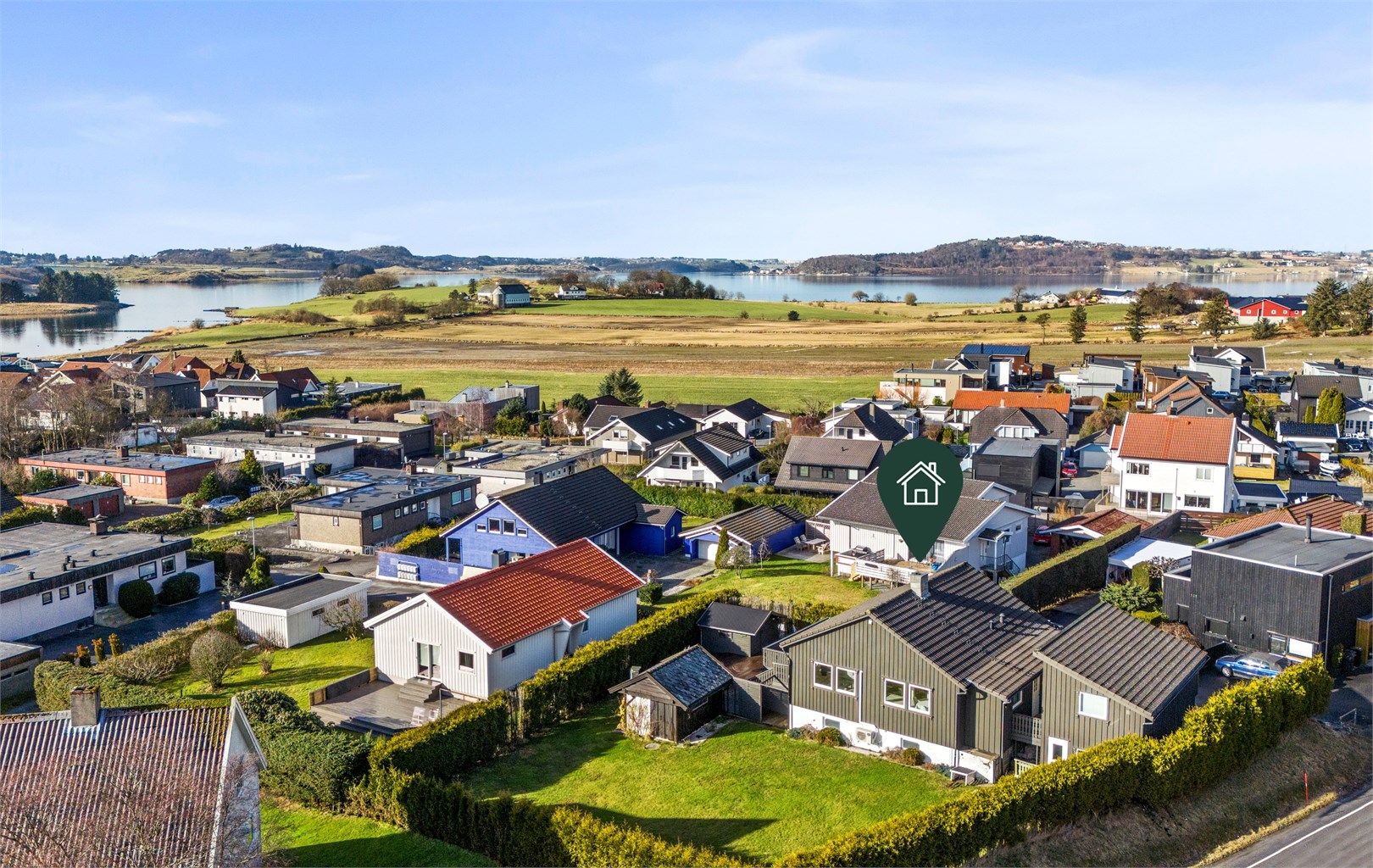 Denne boligen kan enkelt ombygges med optimal planløsning tilpasset dine behov. Boligen besitter i dag en godkjent utleiedel som enkelt kan tilbakeføres dersom ny eier ønsker å bruke hele boligen selv! 