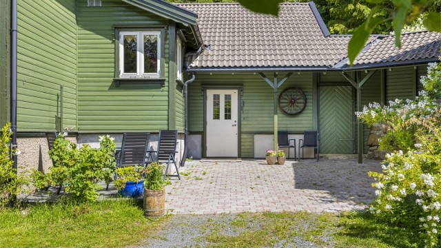 Uteplass med belegningsstein ved tilbygget fra 2000.