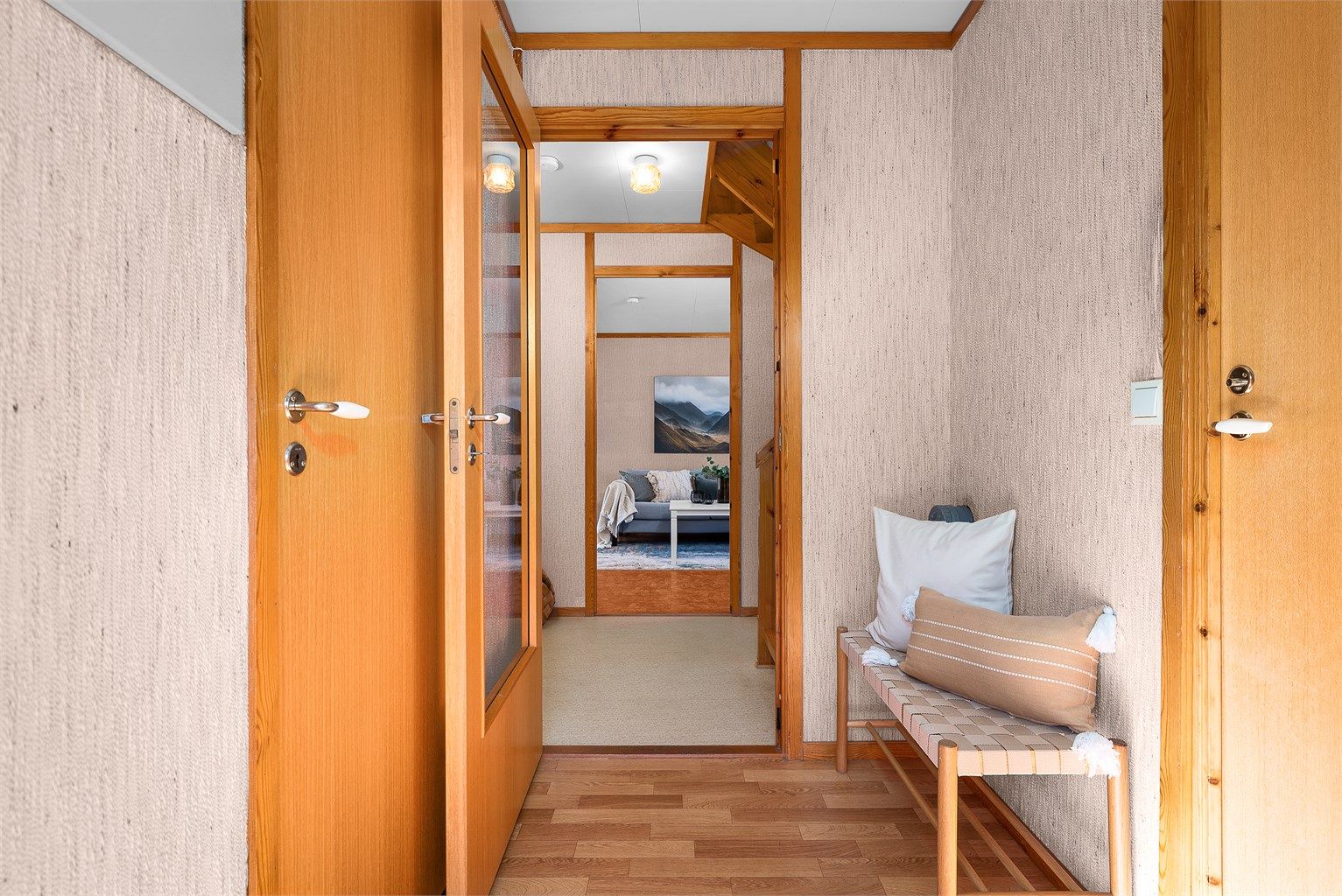 Ta av deg skoene og heng av deg jakken før du tar turen videre i ditt nye hjem. 