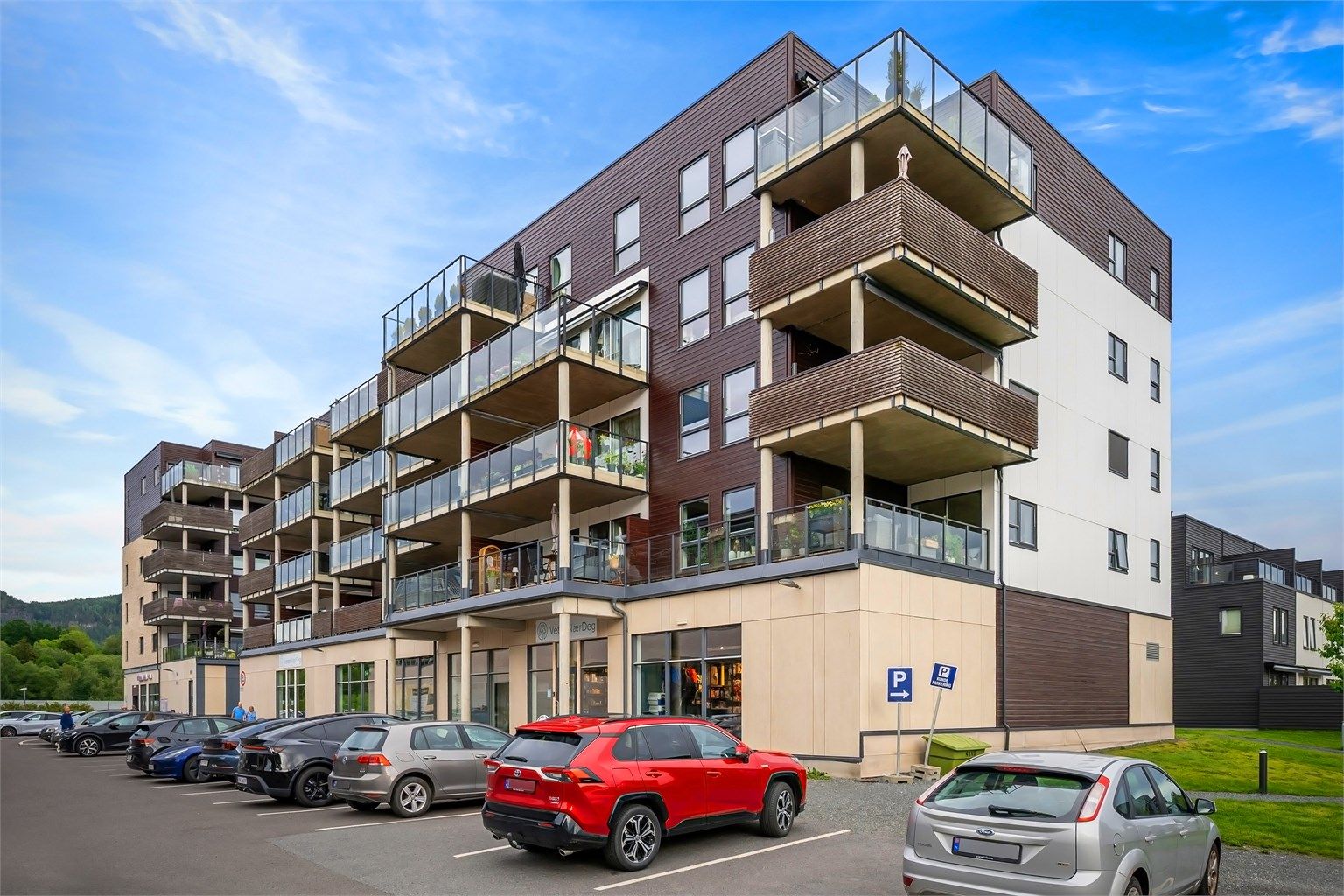 Blokken har gangavstand til blant annet treningssenter, apotek og flere dagligvarebutikker