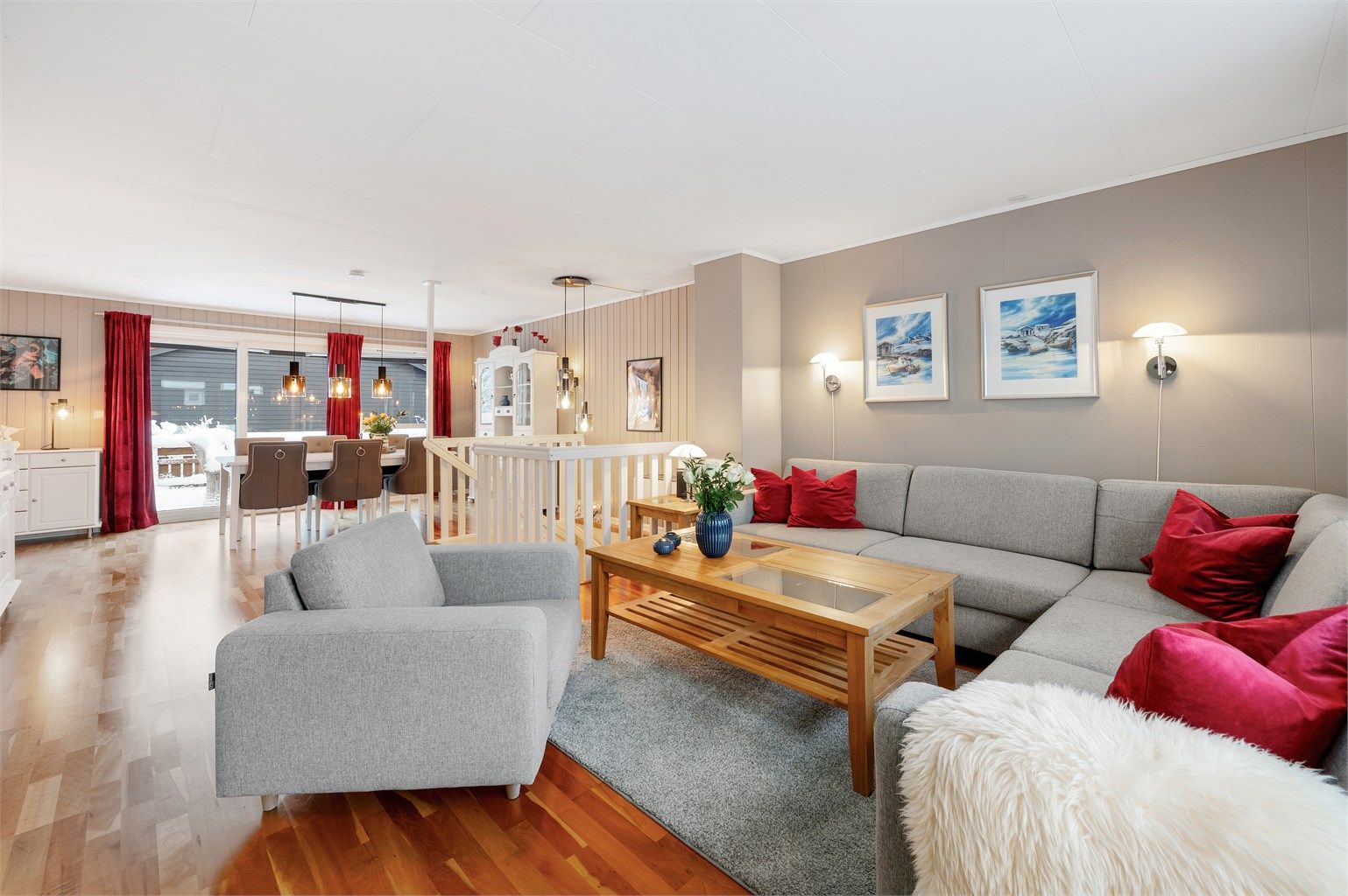 Boligen er gjennomgående lys og luftig med utstrakte vindusflater som sikrer rikelig med naturlig dagslys. 