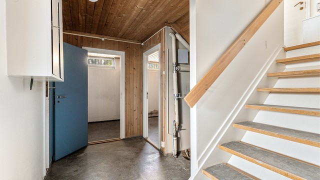 Trappegang. Kjelleretasjen har bl.a. rikelig med lagringsplass i 4 boder