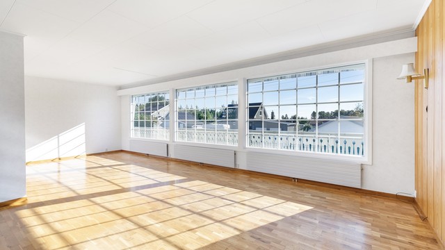 Store vinduer på to sider av stuen gir gode lysforhold dagen gjennom og har i tillegg positiv innvirkning på romfølelsen.