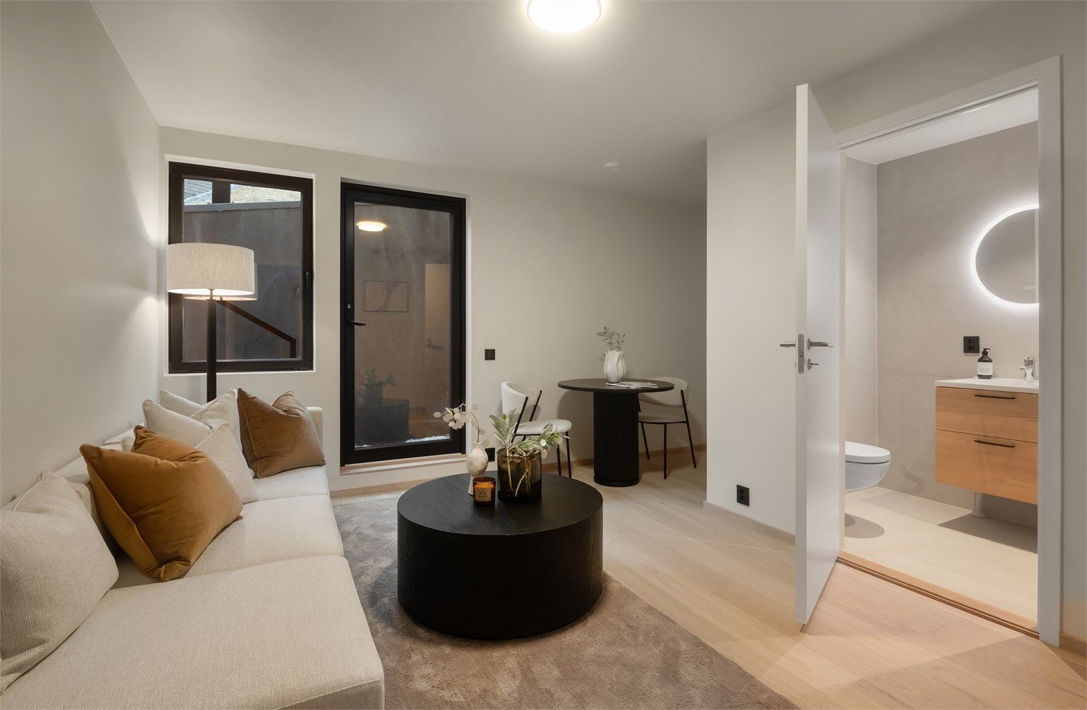 I underetasjen er det et innredet rom med egen inngang. Rommet er byggemeldt som bod. Ikke varig oppholdsrom.