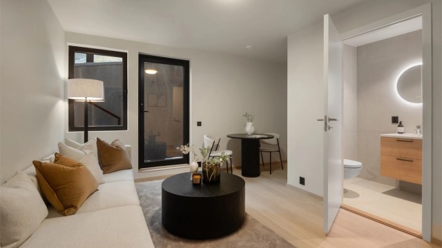 I underetasjen er det et innredet rom med egen inngang. Rommet er byggemeldt som bod. Ikke varig oppholdsrom.