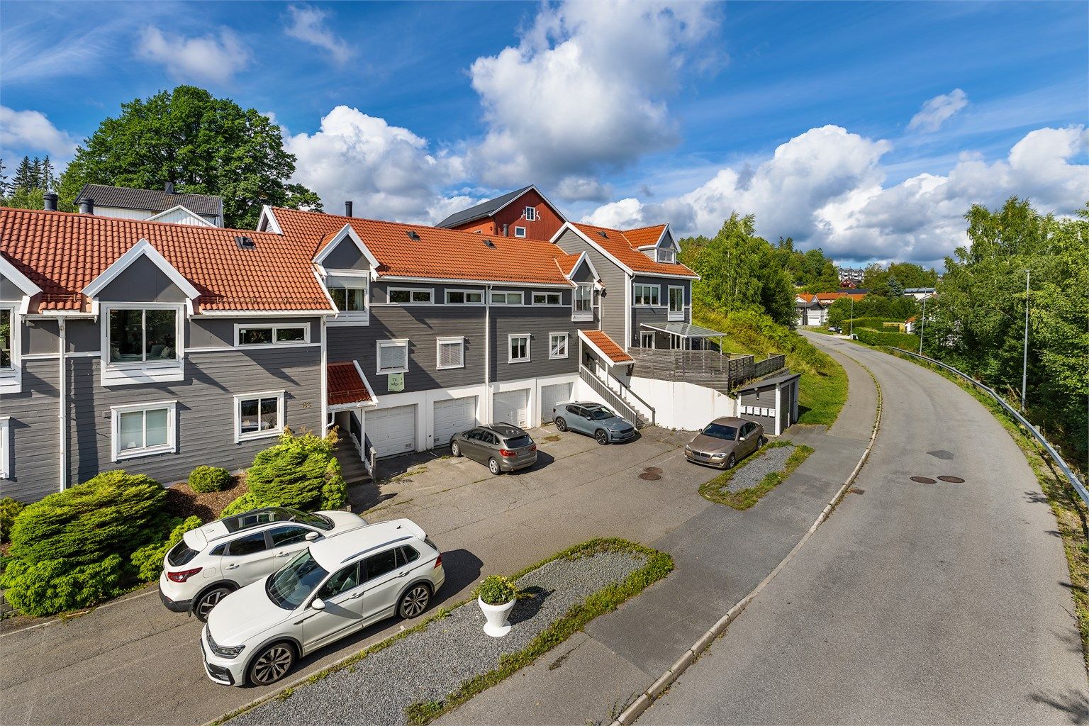 Sameiet har felles gjesteparkering foran rekken.