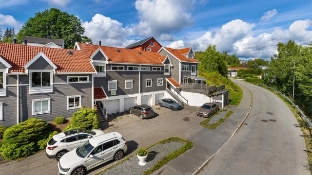 Sameiet har felles gjesteparkering foran rekken.