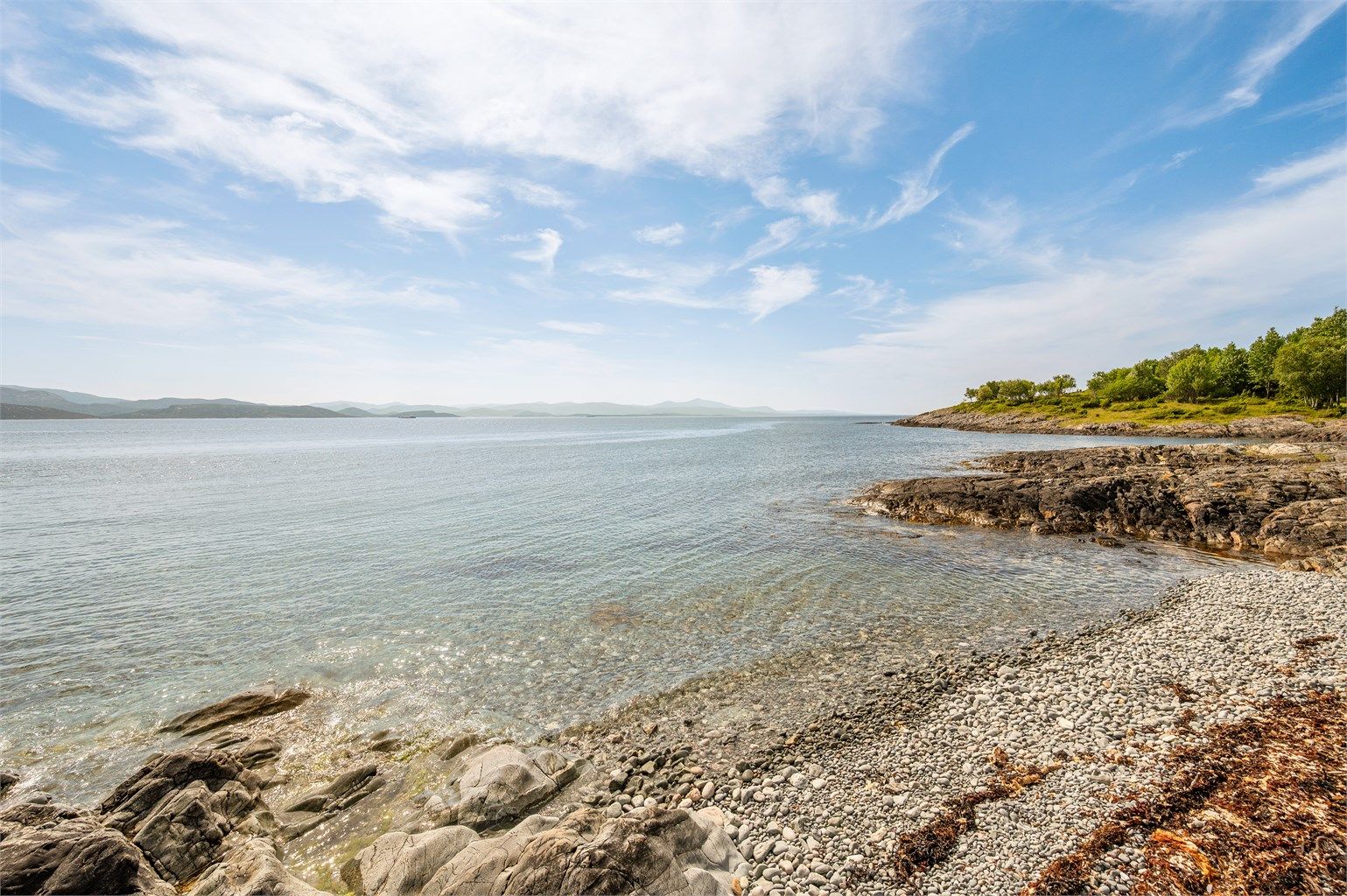Meget pent opparbeidet naturtomt som ligger skjermet til fra naboene. Egen strandlinje med rullesteiner. 