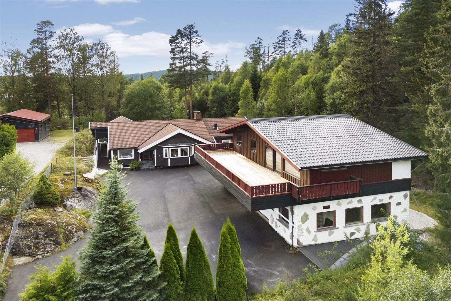 Boligene har hvert sitt bruksnr. Garasjebygget er på tre plan. Full kjeller + garasjehall + 2. etg. med rammeplan for bolig