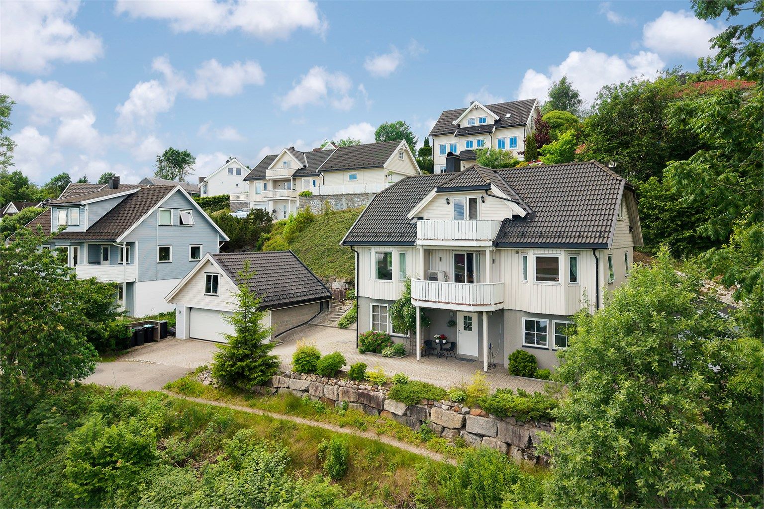 Eiendommen ligger i et etablert og rolig boligområde på Ottarsrud.