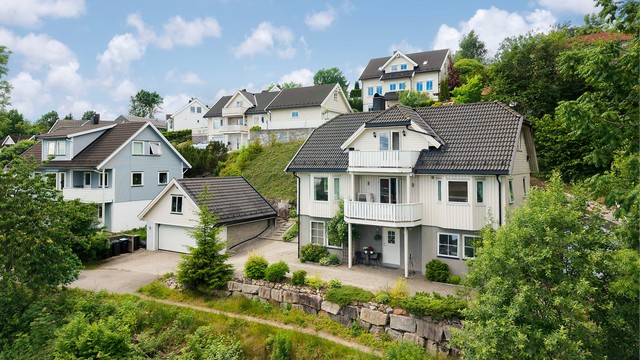 Eiendommen ligger i et etablert og rolig boligområde på Ottarsrud.