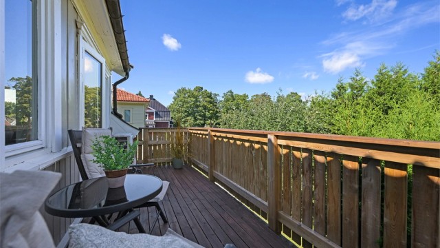 Fra stuen har du adkomst til denne gode balkongen.