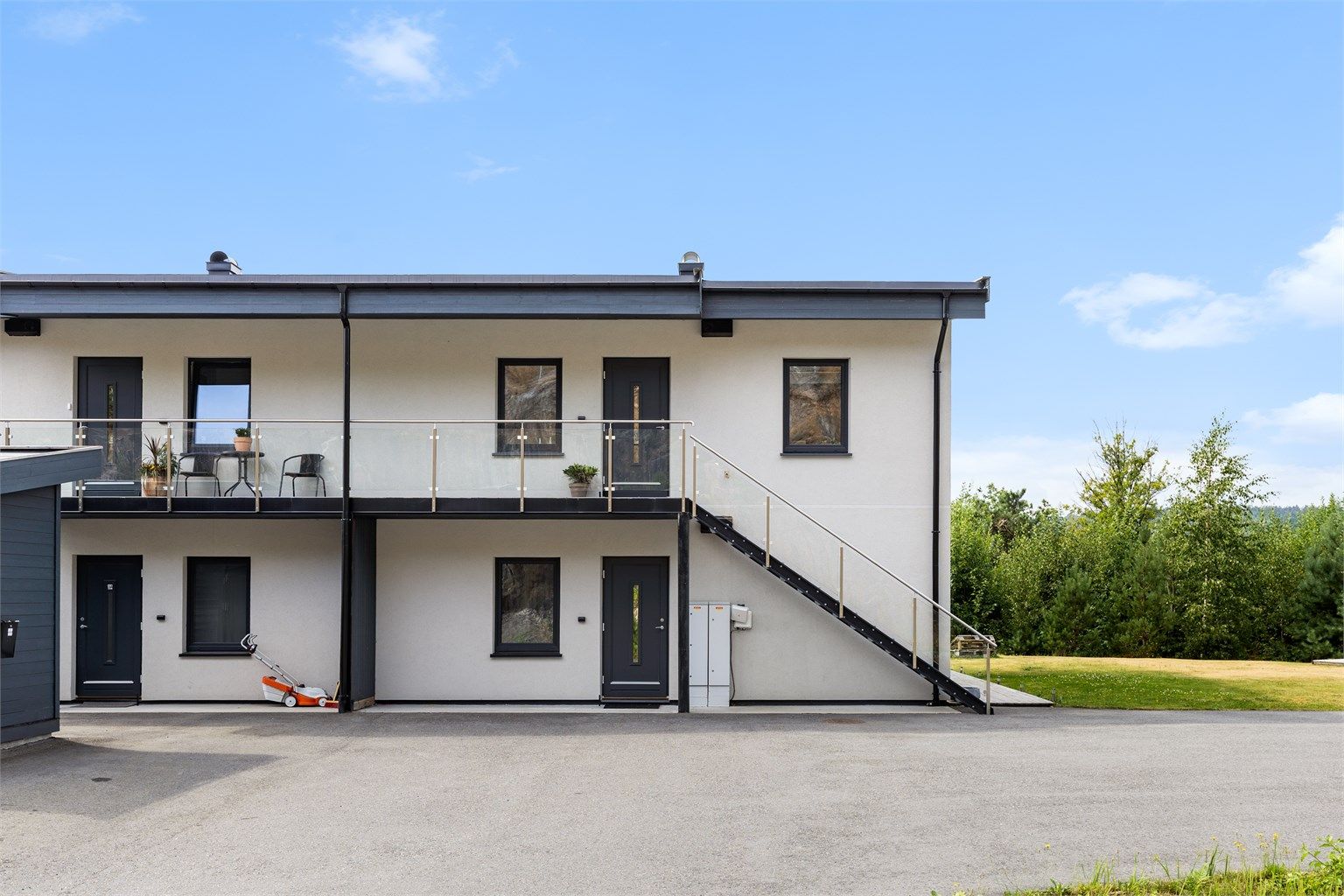 Trapp opp til uteplass med morgensol og fliser.