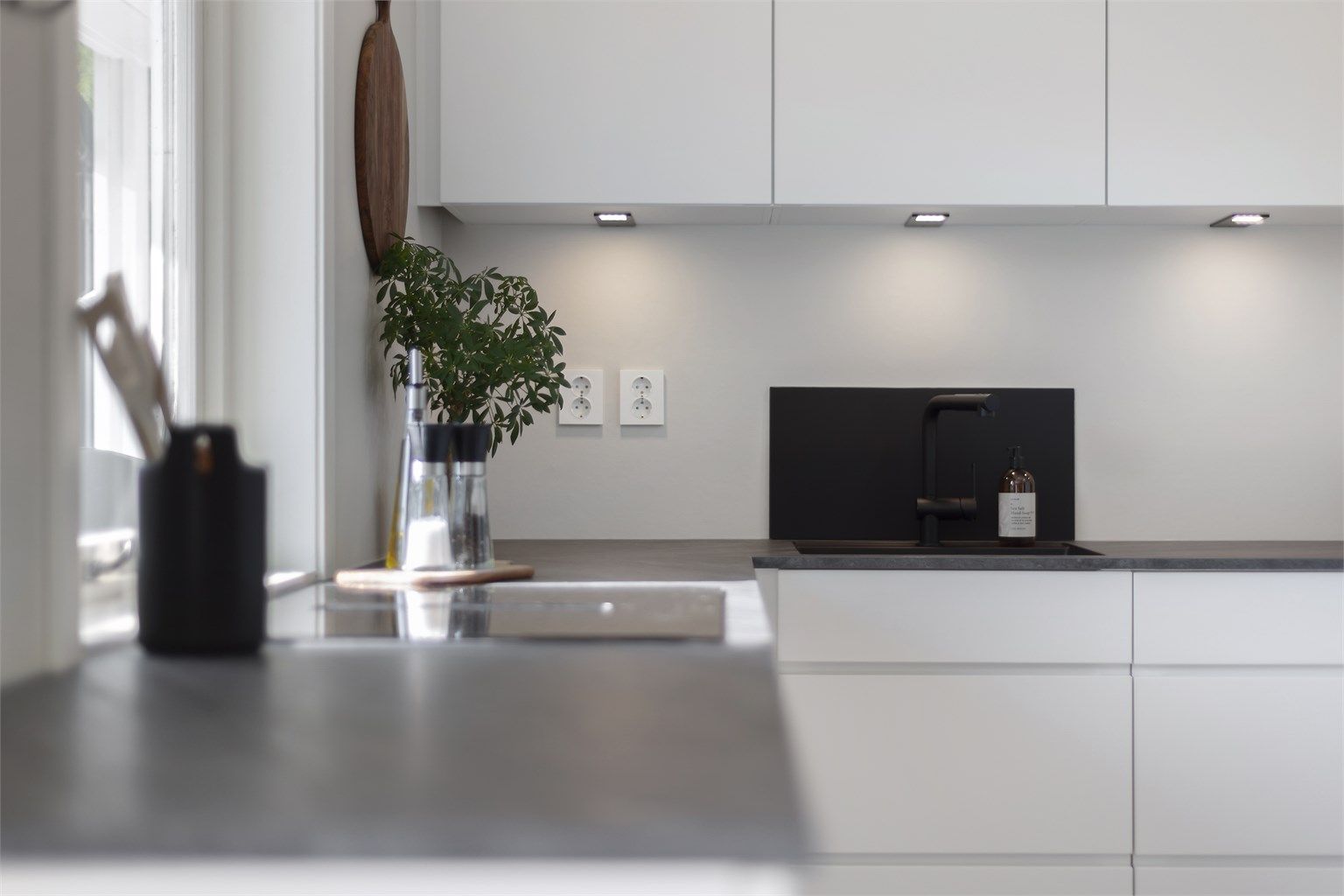 Kjøkkenet har og godt med stikkontakter som gjør det enkelt å bruke kjøkkenmaskiner. Det er og montert praktisk backsplash bak oppvaskkummen (denne er løs og medfølger ikke)
