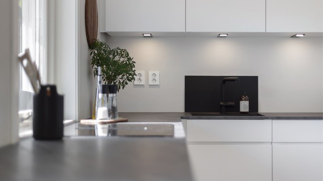Kjøkkenet har og godt med stikkontakter som gjør det enkelt å bruke kjøkkenmaskiner. Det er og montert praktisk backsplash bak oppvaskkummen (denne er løs og medfølger ikke)