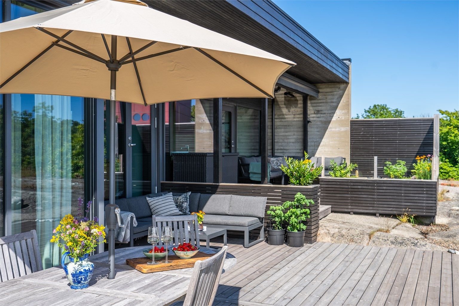  De solrike terrassene gir perfekte soner for både ro og sosiale øyeblikk