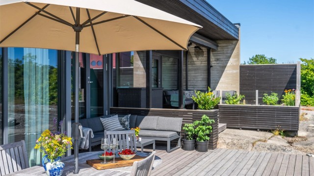 De solrike terrassene gir perfekte soner for både ro og sosiale øyeblikk