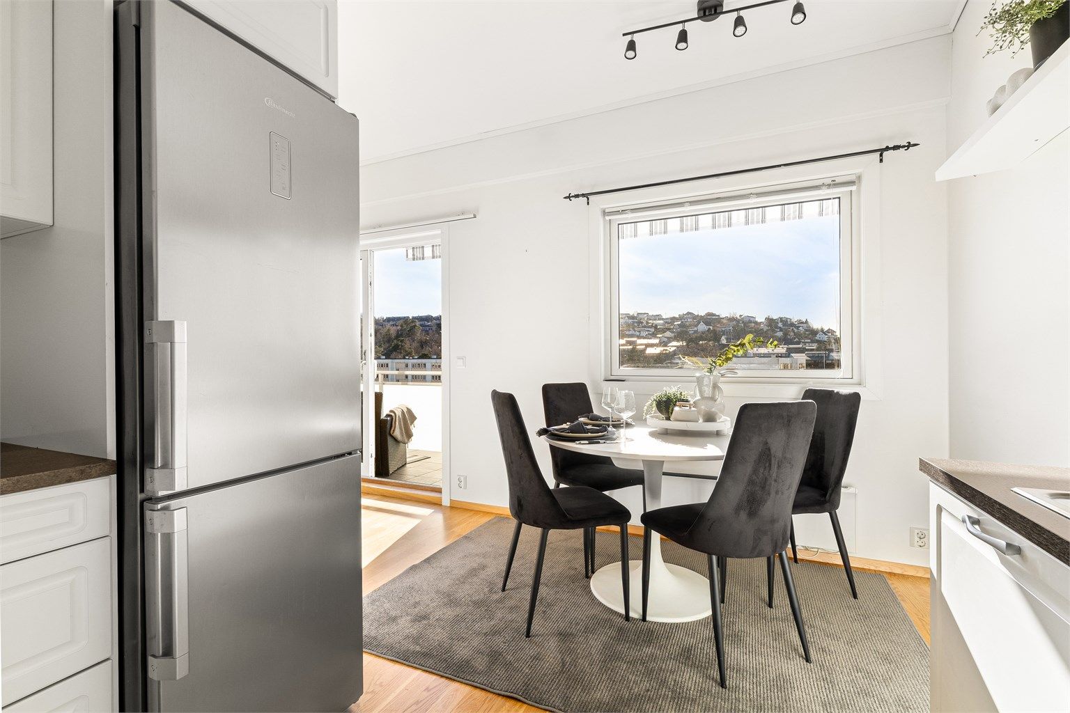 De store vindusflatene sørger for rikelig med naturlig lysinslipp.