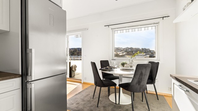 De store vindusflatene sørger for rikelig med naturlig lysinslipp.