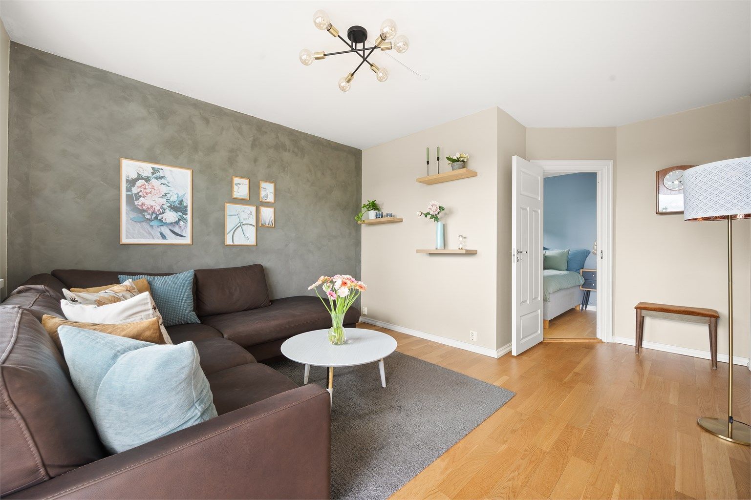 Stuen har god plass til en større sofagruppe og tilhørende tv-møblement. 