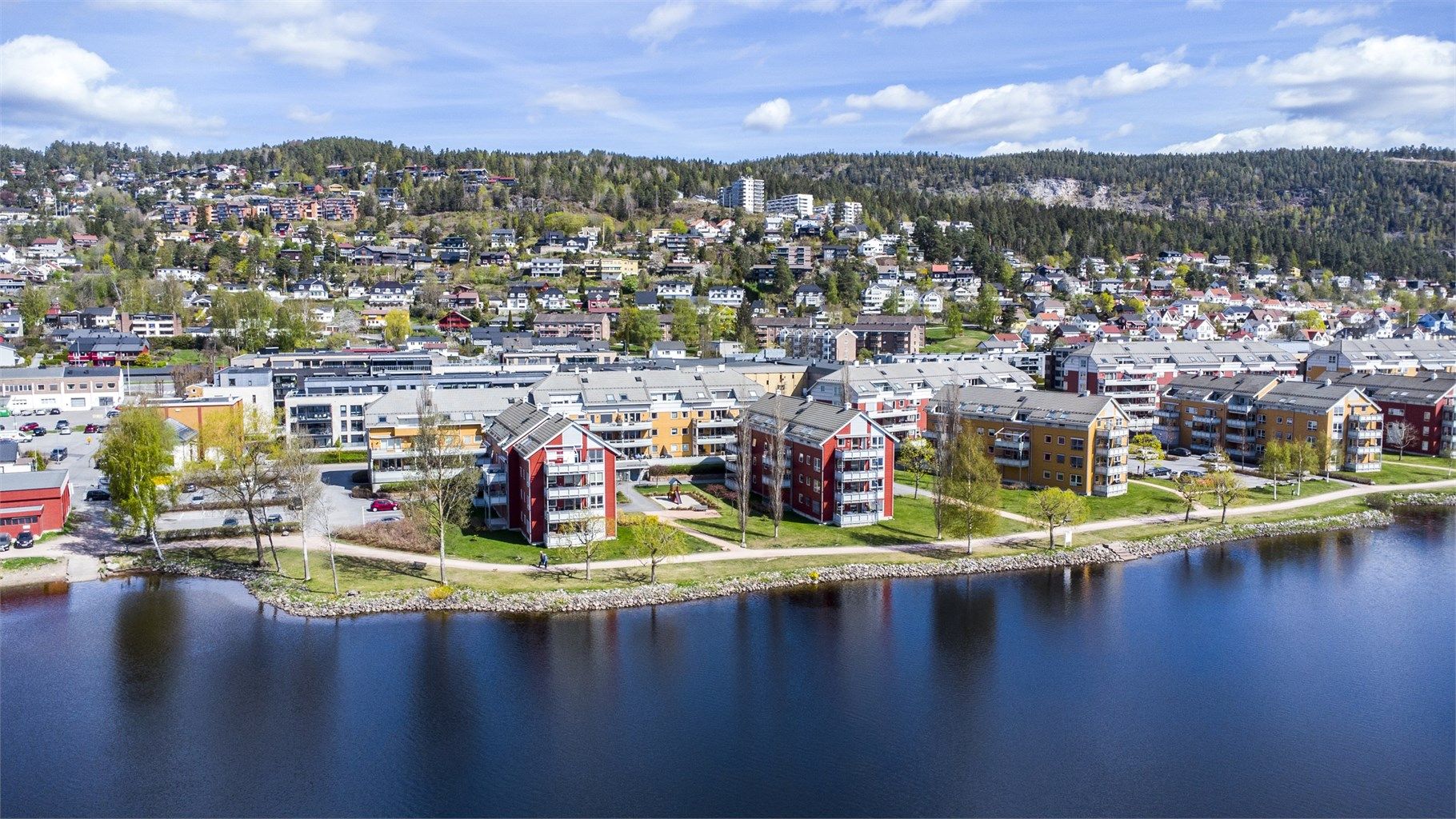 Arkivbilde - Medfølger garasjeplass i kjeller på nabobygg i bakkant