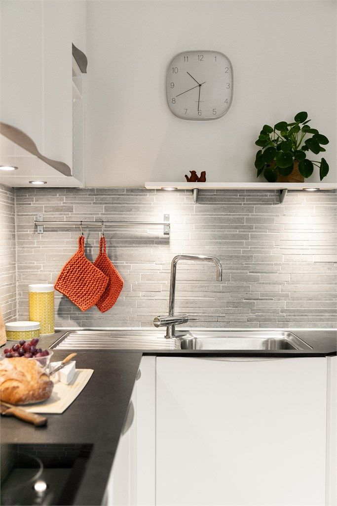 Kjøkkenventilator med kullfilter er plassert over kokeplassen.