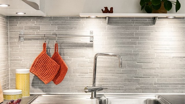 Kjøkkenventilator med kullfilter er plassert over kokeplassen.