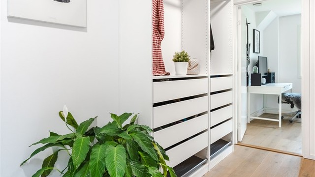 Praktisk garderobeløsning i gangen utenfor soverommene i 3. etasje.