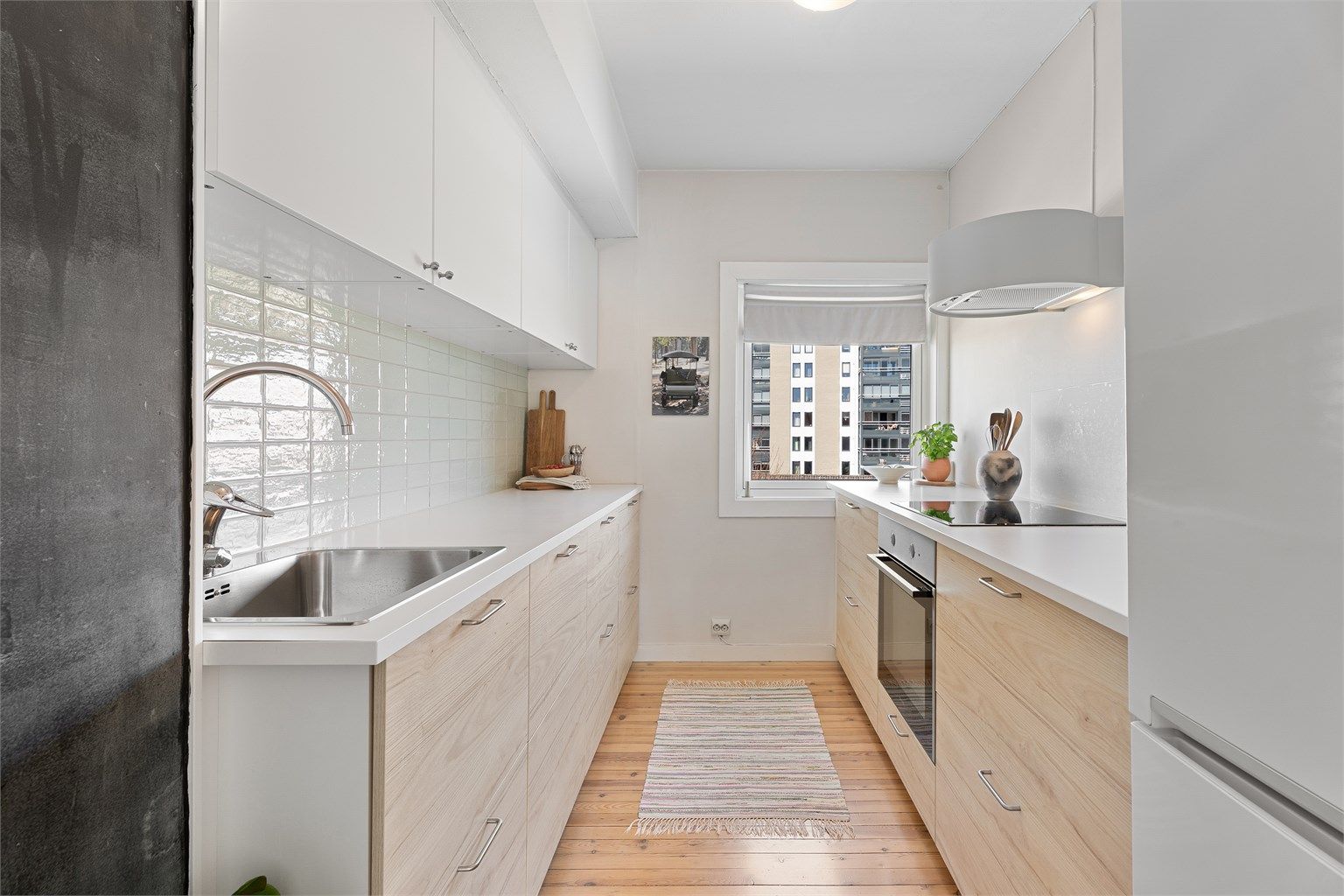 Delikat og stilrent kjøkken, og rikelig med skap- og benkeplass