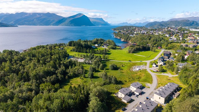 Fra eiendommen er det kort vei til flotte turområder, både ved sjøen og i fjellet.