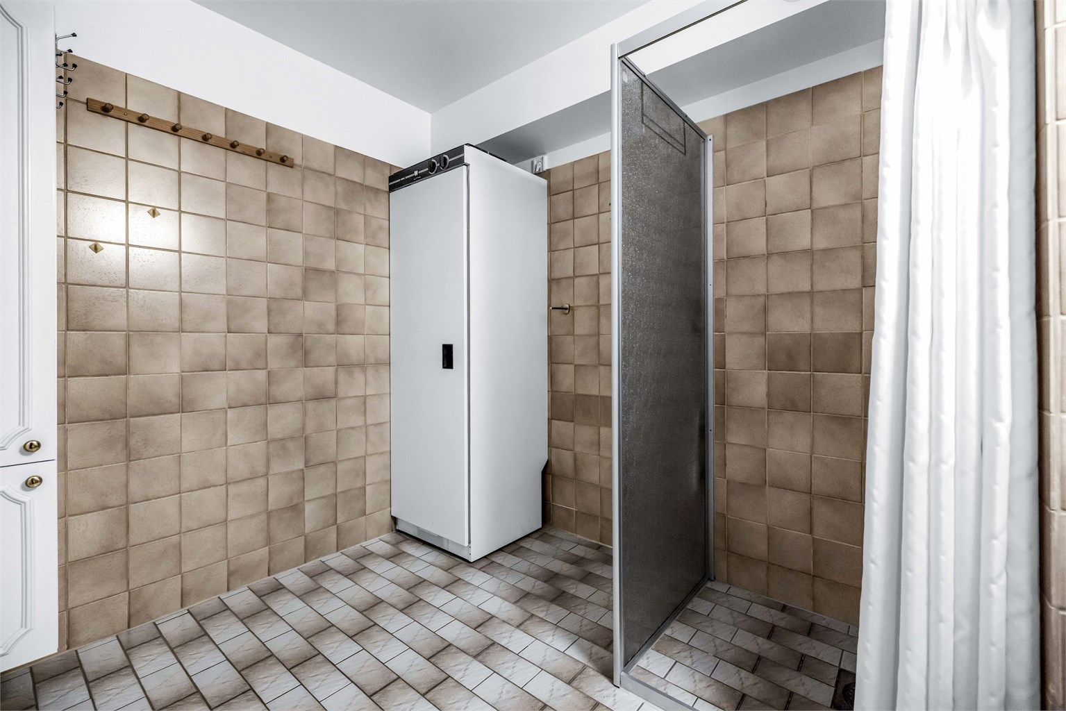 Fellesutgiftene inkluderer blant annet akonto fyring og varmtvann .