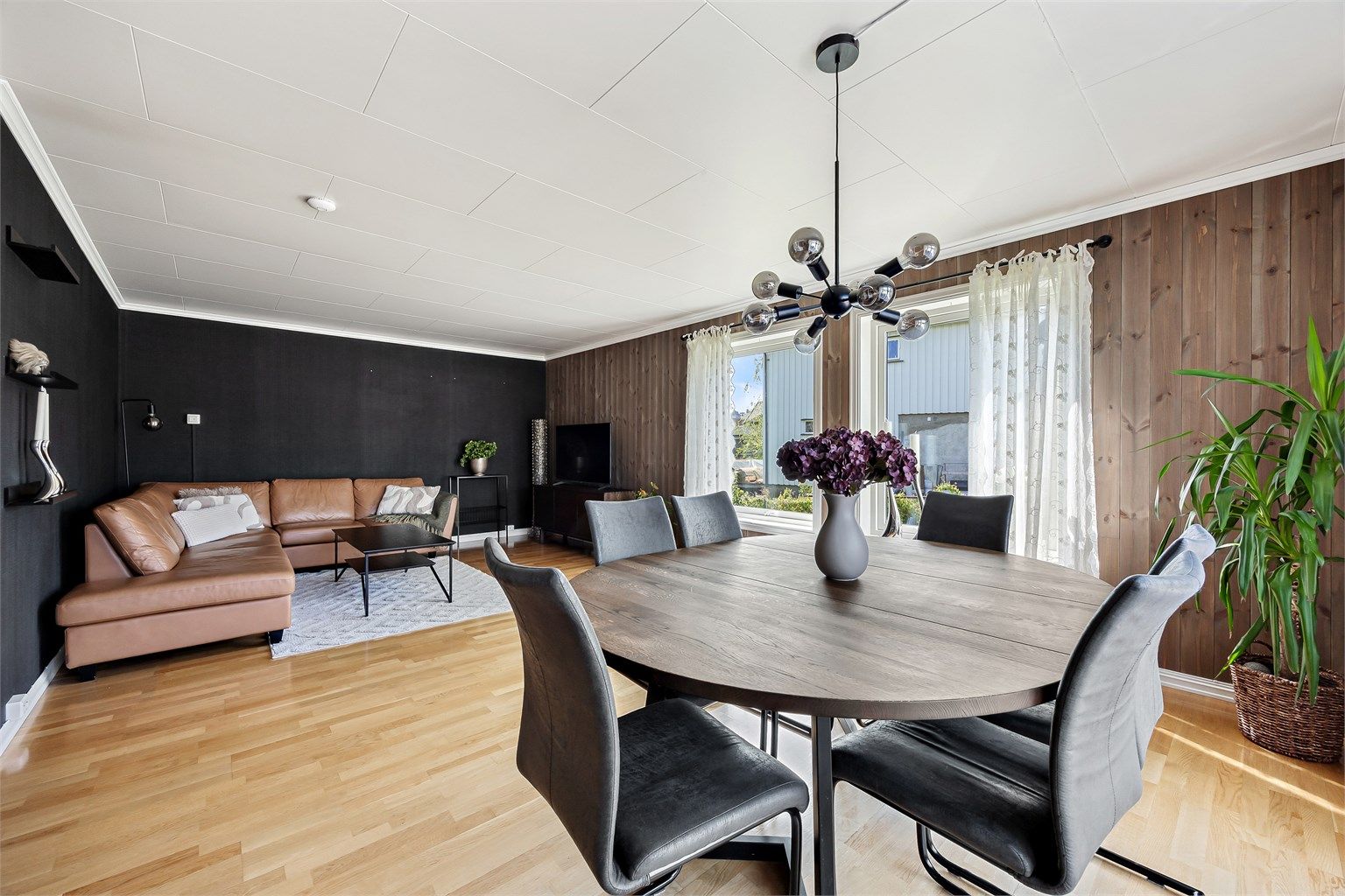 Spisestuen har god plass til et stort spisebord for sosiale sammenkomster.