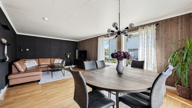Spisestuen har god plass til et stort spisebord for sosiale sammenkomster.