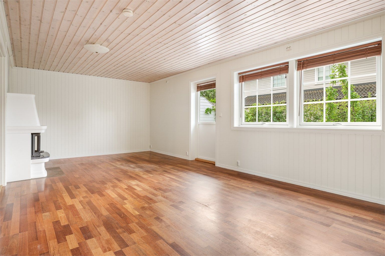 Fra stue har man adkomst til boligens terrasse