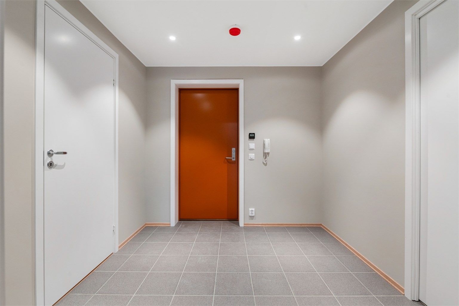  Velkommen inn! Romslig entré på 7 kvm med varme i flislagt gulv. 