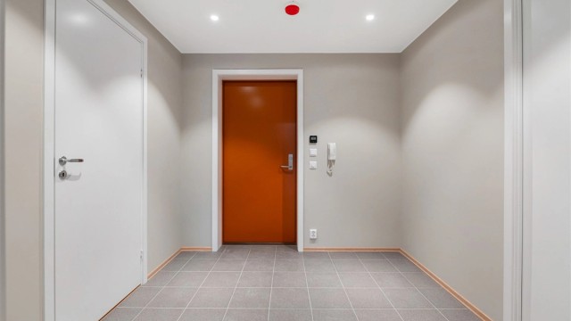 Velkommen inn! Romslig entré på 7 kvm med varme i flislagt gulv.