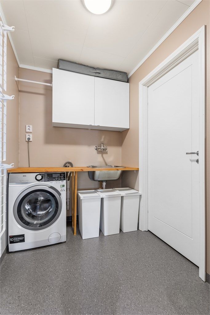 I tillegg finnes et eget vaskerom med gulvvarme, opplegg for vaskemaskin og praktisk utslagsvask. I tilknytning til vaskerommet finner vi en bod/teknisk rom.