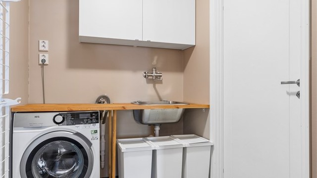 I tillegg finnes et eget vaskerom med gulvvarme, opplegg for vaskemaskin og praktisk utslagsvask. I tilknytning til vaskerommet finner vi en bod/teknisk rom.