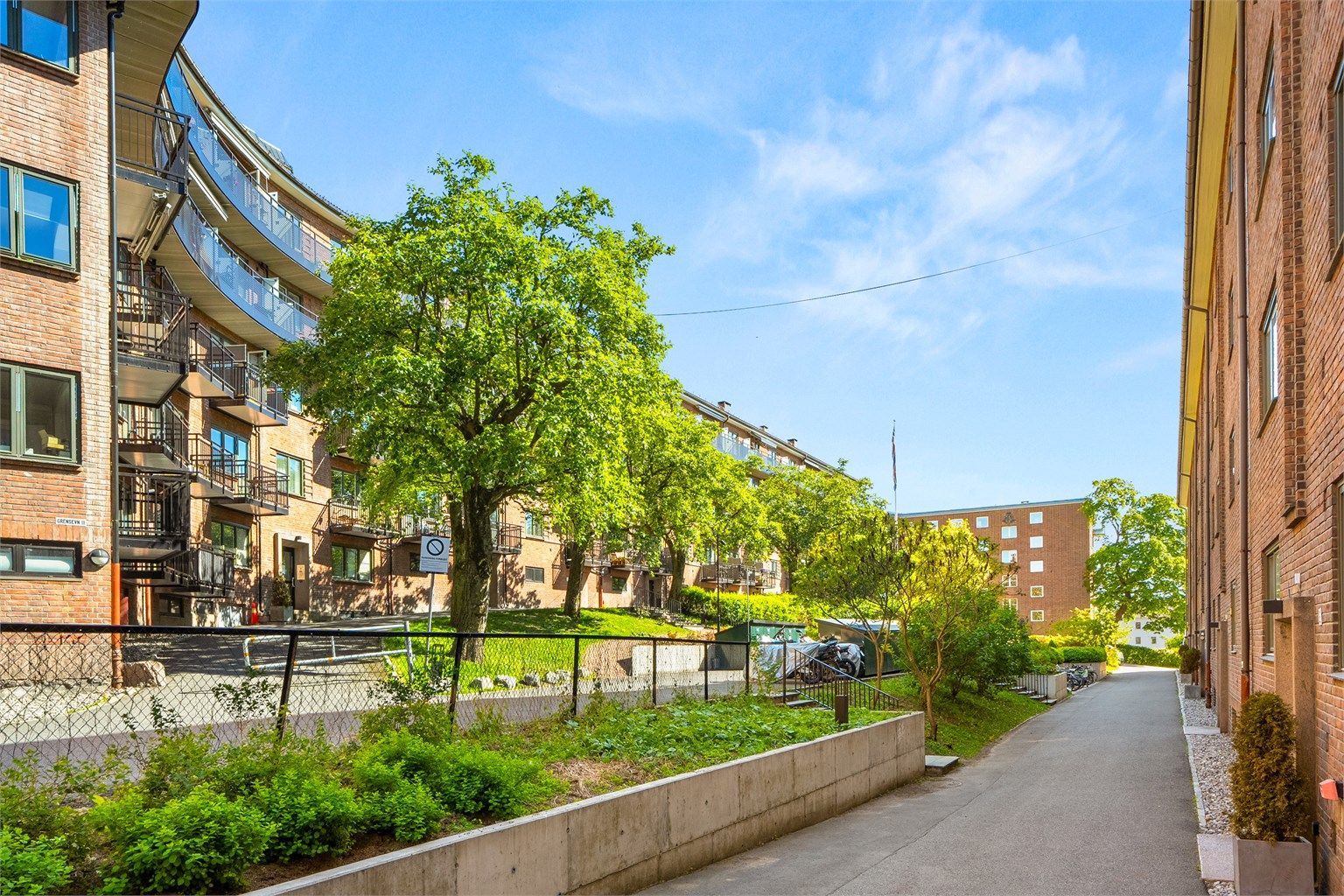 Grenseveien 11F ligger pent til med kort vei til alt du trenger i det daglige! 