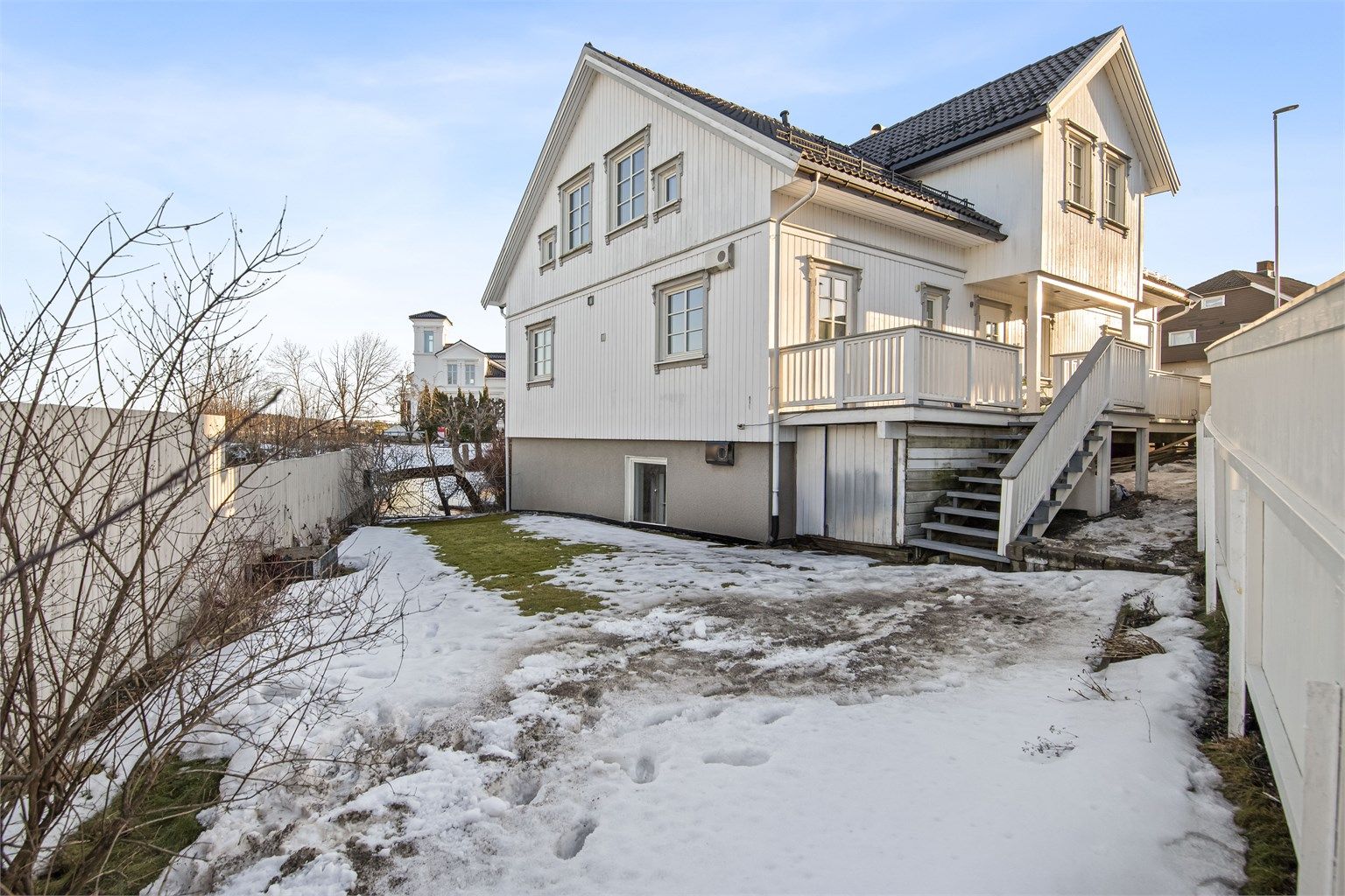 Mot nord/øst er det tilrettelagt med en hageparsell - perfekt til lek og moro, eller for deg som drømmer om en lettstelt hageflekk i sentrale omgivelser.