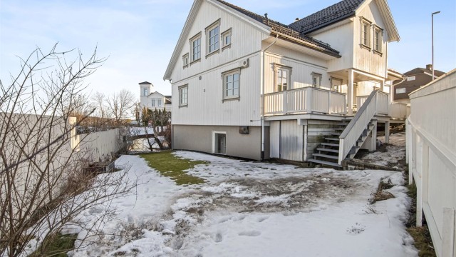 Mot nord/øst er det tilrettelagt med en hageparsell - perfekt til lek og moro, eller for deg som drømmer om en lettstelt hageflekk i sentrale omgivelser.