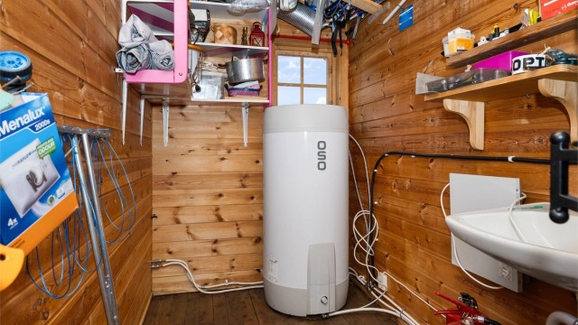 Bod/teknisk rom med varmtvannsbereder og vask