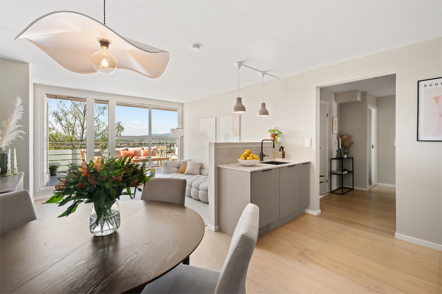 Leiligheten ligger i byggets øverste etasje (5. etasje) og har en herlig terrasse på 22 kvm og fantastisk utsikt.